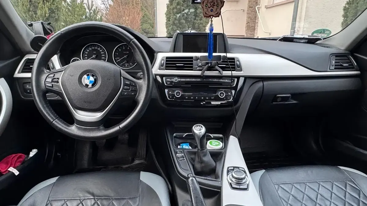 Gebraucht BMW 318 136 PS (100 kW) 2016 Schwarz Limousine