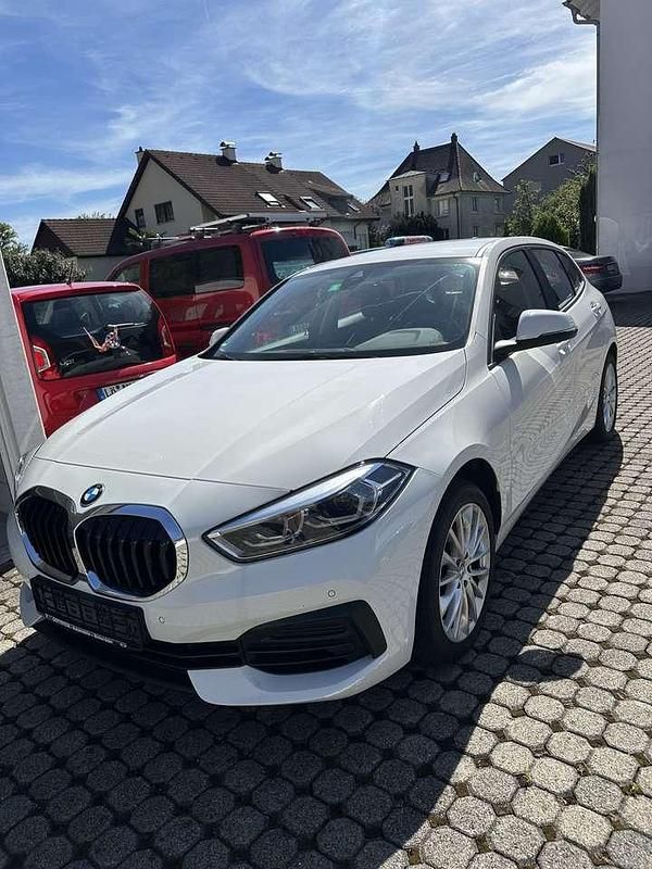 Weiß Gebraucht 2022 BMW 118 Advantage Kleinwagen | 19.300 € (Superpreis) - Bild 1/4