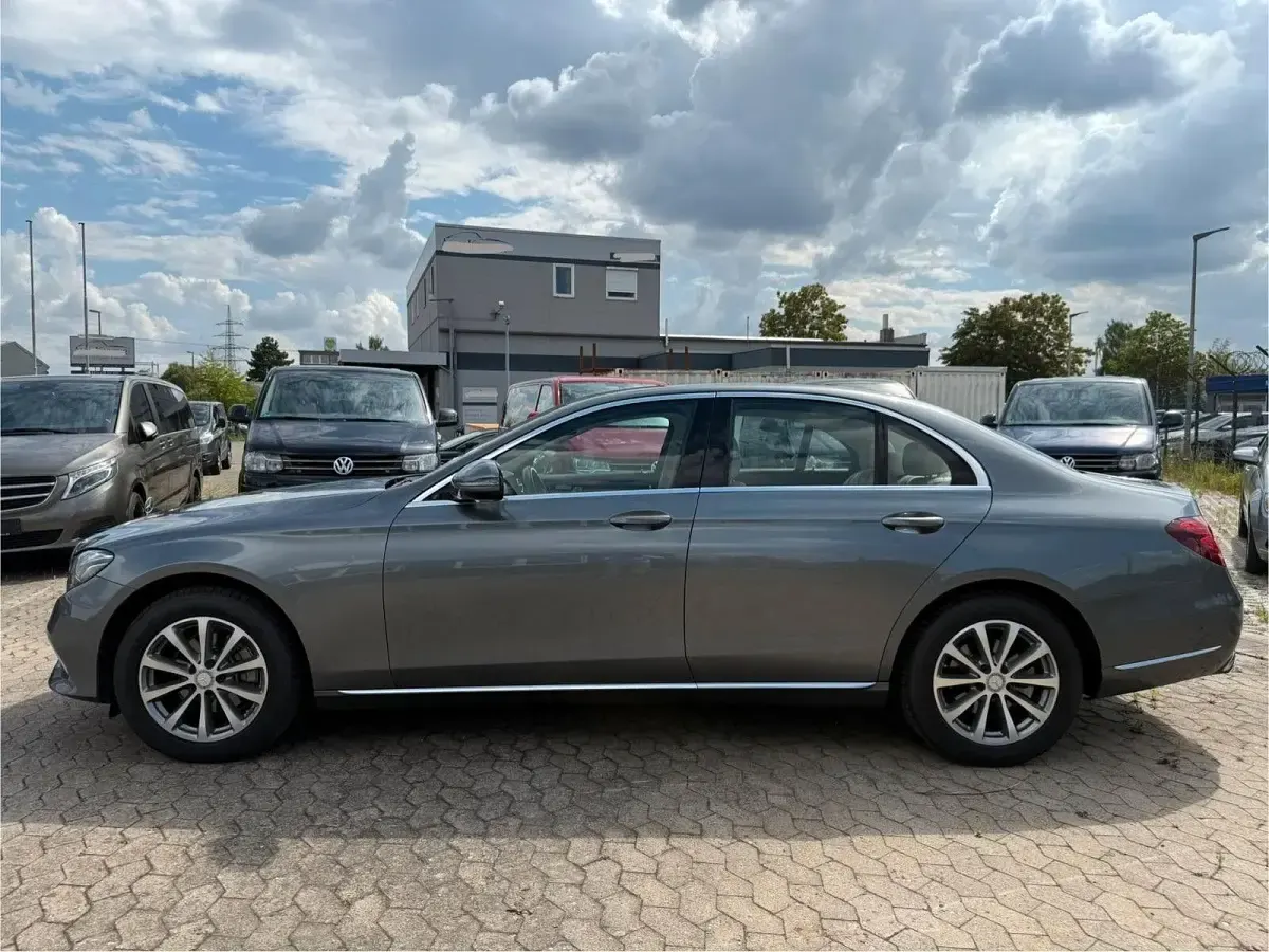Gebraucht Mercedes E220 Exclusive 194 PS (142 kW) 2016 Grau Limousine