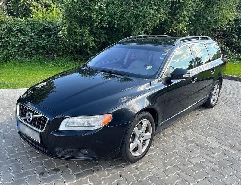Schwarz Gebraucht 2010 Volvo V70 Momentum Kombi | 1.900 € (Superpreis) - Bild 1/4