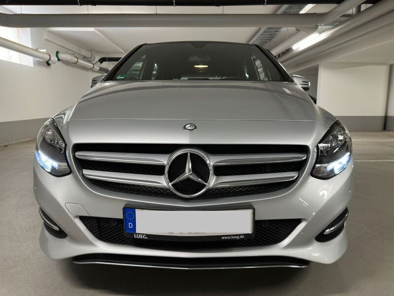 Silber Gebraucht 2016 Mercedes B180 Van / Kleinbus | 11.100 € (Guter Preis) - Bild 1/4