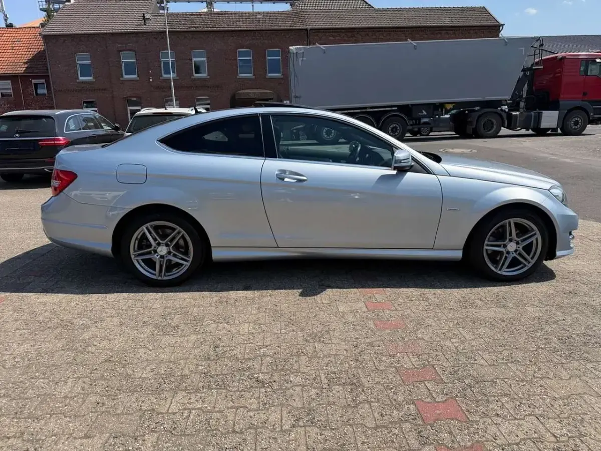 Gebraucht Mercedes C220 AMG 170 PS (125 kW) 2014 Diamantsilber Coupé