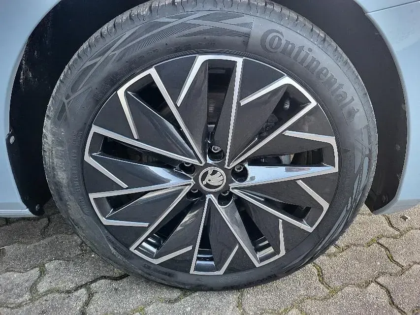 Gebraucht Skoda Superb LAURIN & KLEMENT 156 PS (114 kW) 2022 Patinagrau Kombi
