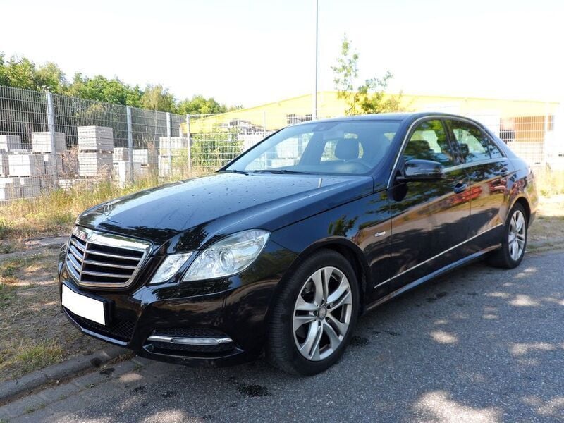 Schwarz Gebraucht 2011 Mercedes E200 Avantgarde Limousine | 13.990 € (Fairer Preis) - Bild 1/4