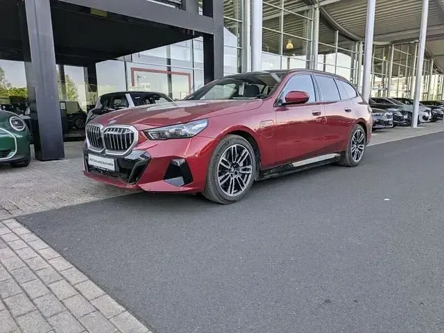 Gebraucht BMW 550e M Sport 313 PS (230 kW) 2025 Rot Kombi