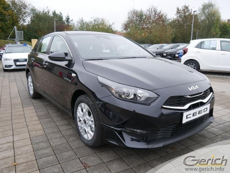 Neu Kia Ceed Comfort 159 PS (116 kW) 2025 Schwarz Kleinwagen