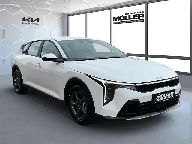 Neu Kia K4 Comfort 150 PS (110 kW) 2026 Schneeweiß Limousine
