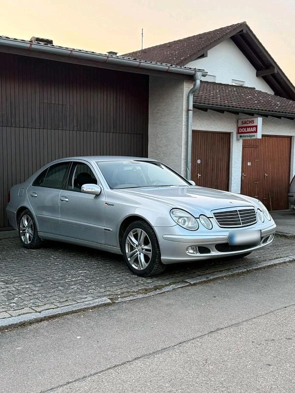 Gebraucht Mercedes E220 150 PS (110 kW) 2002 Silber Limousine