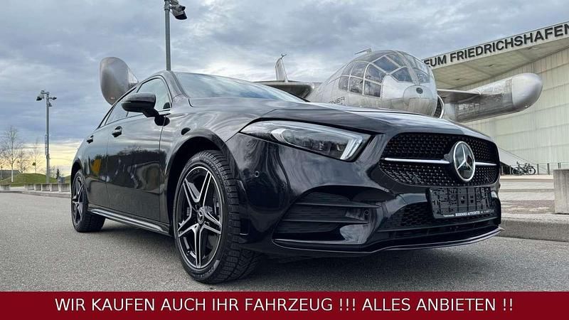 Kosmosschwarz metalliclack Gebraucht 2024 Mercedes A250 AMG line Limousine | 36.490 € (Etwas zu teuer) - Bild 1/4