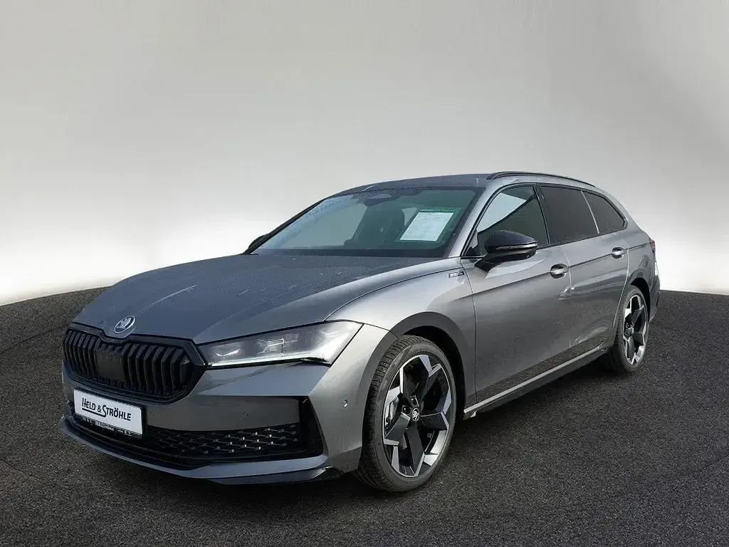 Neu Skoda Superb SportLine 193 PS (141 kW) 2026 Grau Kombi