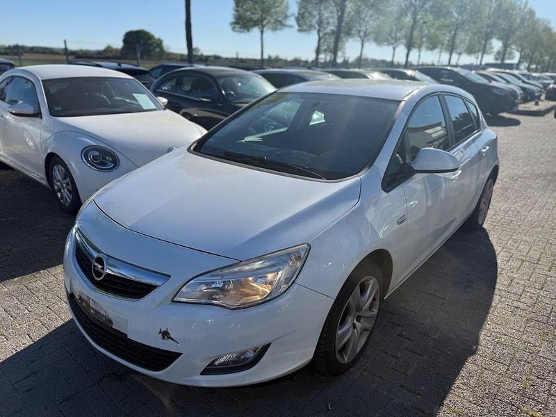 Gebraucht Opel Astra Edition 140 PS (102 kW) 2013 Weiß Limousine