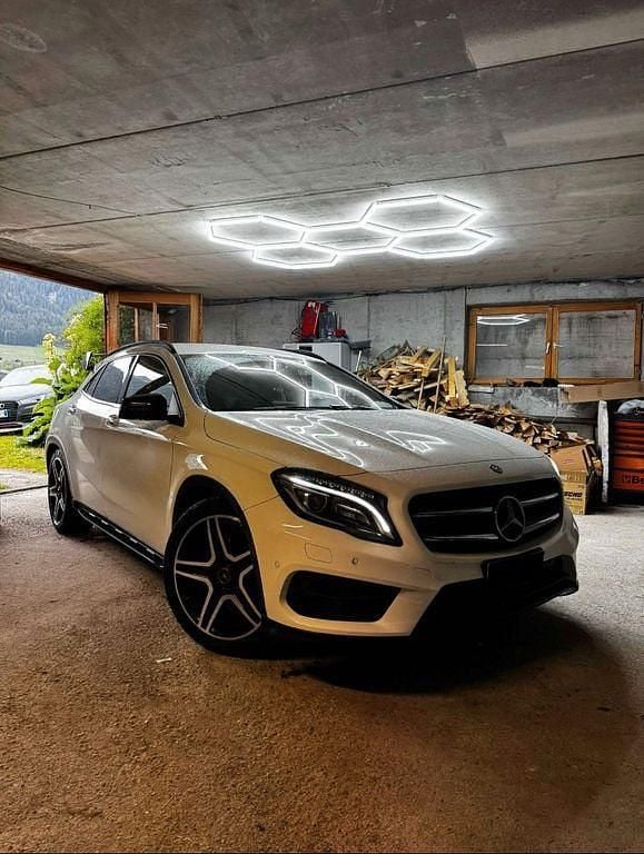 Weiß Gebraucht 2015 Mercedes GLA200 AMG line SUV | 15.500 € (Fairer Preis) - Bild 1/4