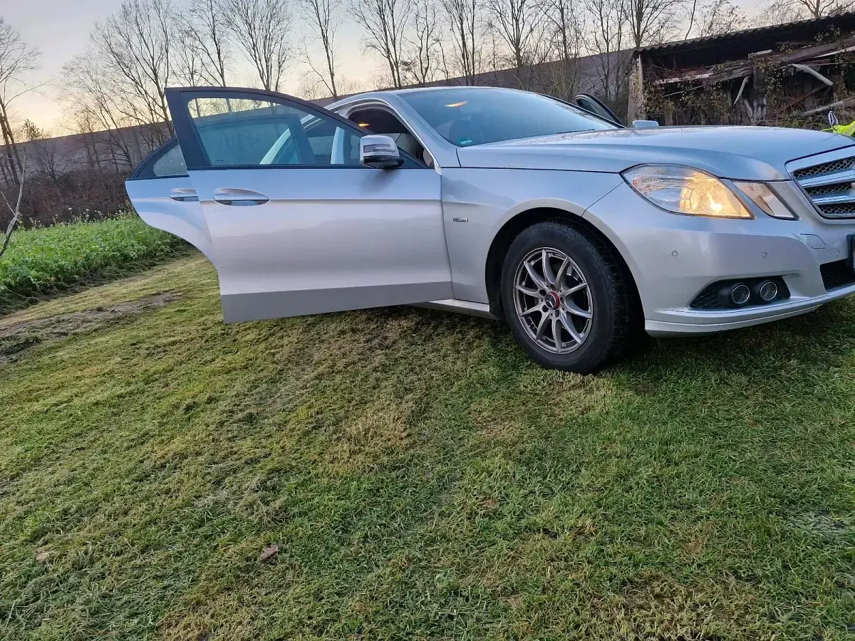 Second-hand Mercedes E200 184 CP (135 kW) 2011 Argintiu Berlinǎ
