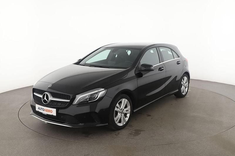 Schwarz Gebraucht 2017 Mercedes A180 Urban Limousine | 20.220 € (Teuer) - Bild 1/3