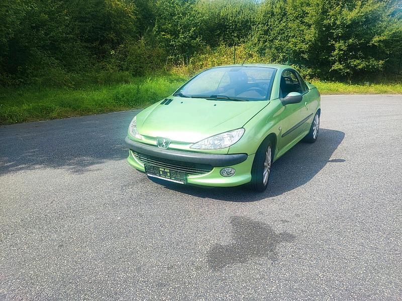 Grün Gebraucht 2002 Peugeot 206 CC Cabrio | 650 € (Superpreis) - Bild 1/4