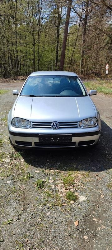 Second-hand VW Golf IV 75 CP (55 kW) 2002 Argintiu Berlinǎ