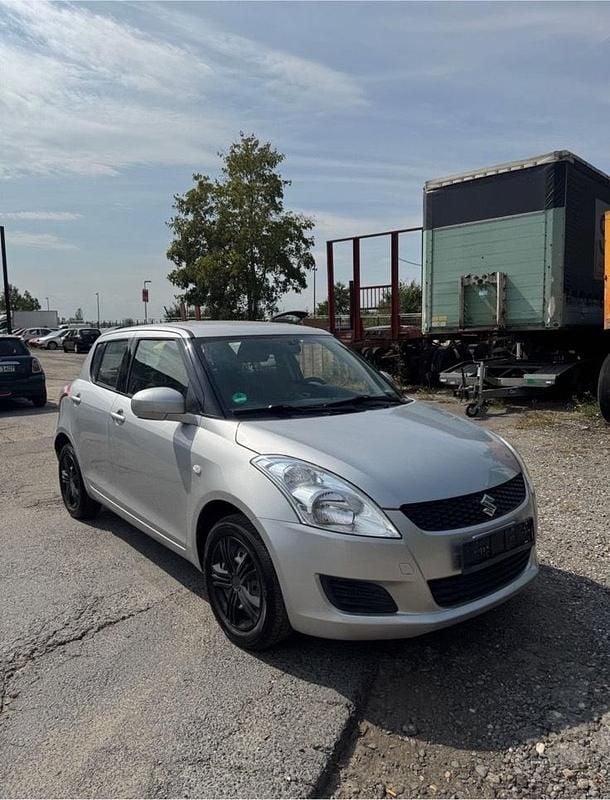 Grau Gebraucht 2012 Suzuki Swift Club Limousine | 4.990 € (Fairer Preis) - Bild 1/4