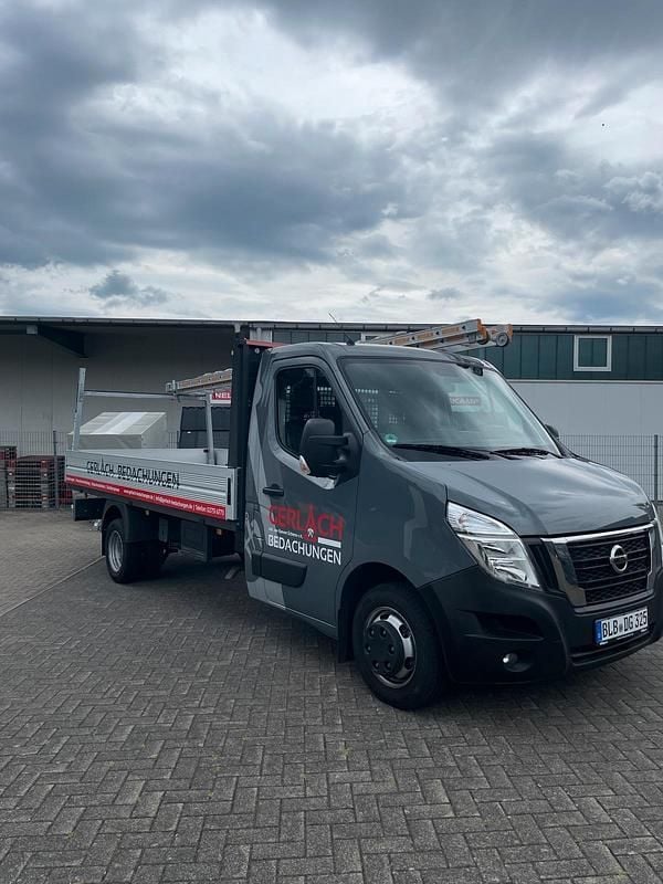 Grau Gebraucht 2024 Nissan Interstar Van | 39.750 € (Guter Preis) - Bild 1/4