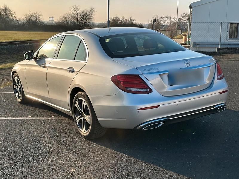 Gebraucht Mercedes E220 Avantgarde 194 PS (142 kW) 2018 Silber Limousine