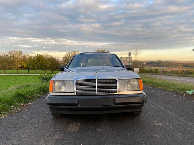 Gebraucht Mercedes 250 94 PS (69 kW) 1989 Silber Limousine