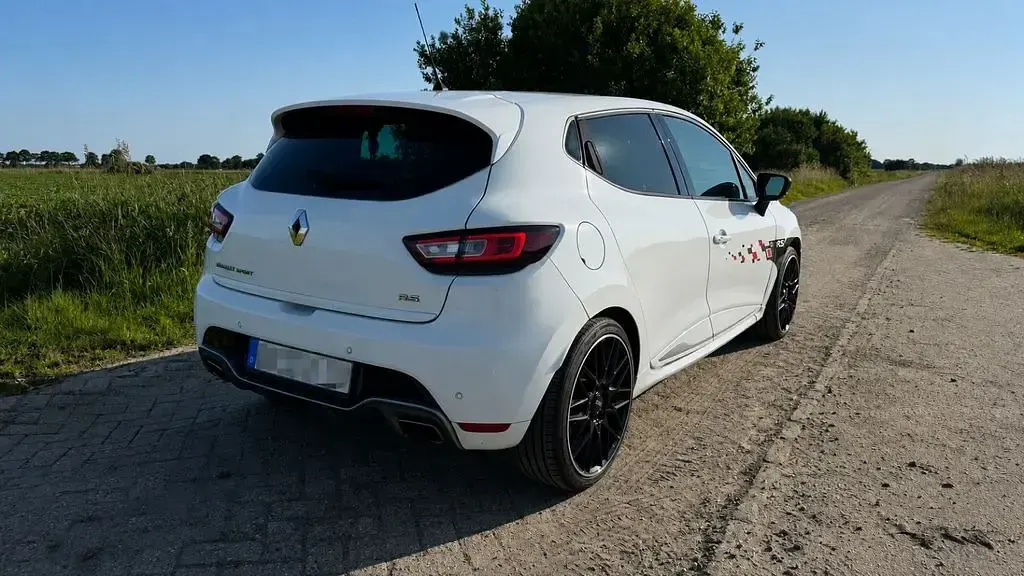 Gebraucht Renault Clio Trophy 220 PS (161 kW) 2016 Weiß Limousine