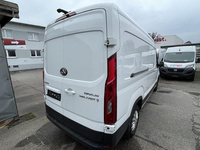 Second-hand Maxus V90 148 CP (108 kW) 2024 Alb Van