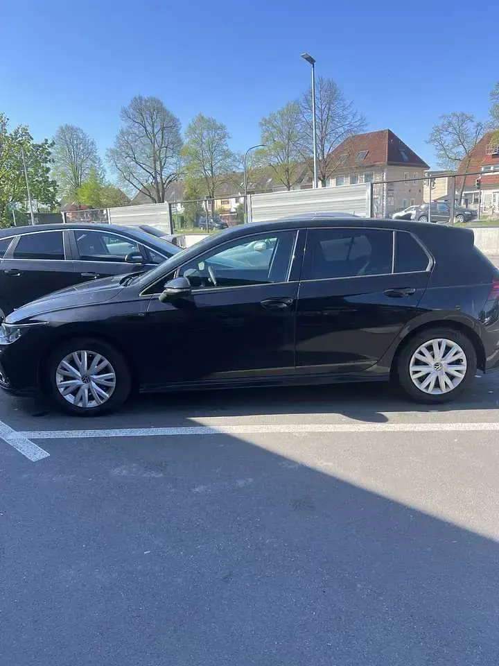 Second-hand VW Golf VIII R-line 190 CP (139 kW) 2023 Negru Hatchback