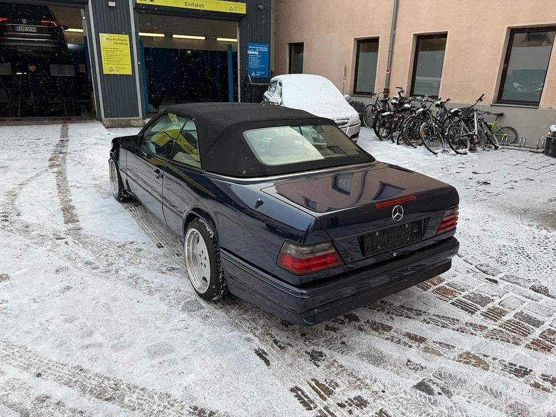 Gebraucht Mercedes E220 AMG 150 PS (110 kW) 1997 Blau Cabrio