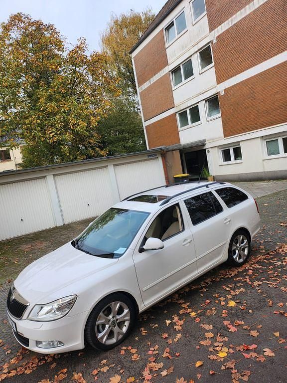 Weiß Gebraucht 2010 Skoda Octavia Elegance Kombi | 3.950 € (Superpreis) - Bild 1/4