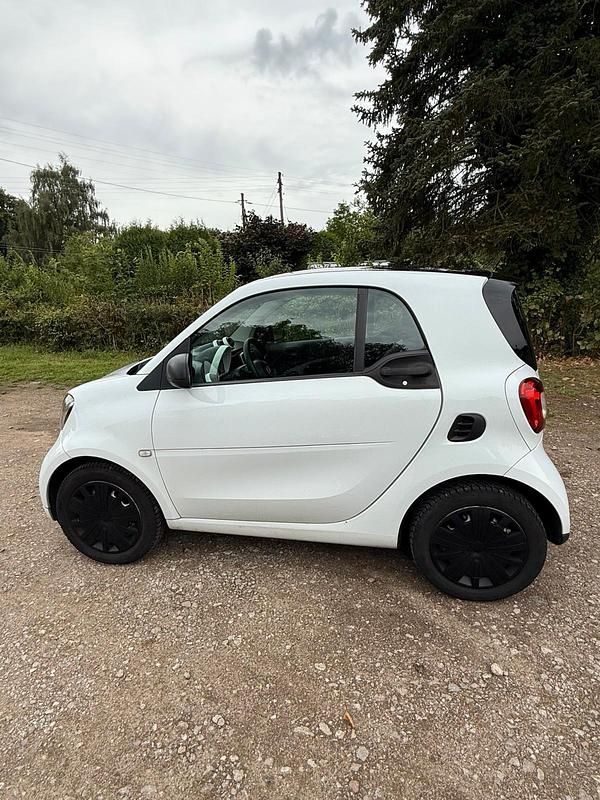 Weiß Gebraucht 2017 Smart ForTwo Coupé Coupé | 7.800 € (Guter Preis) - Bild 1/4