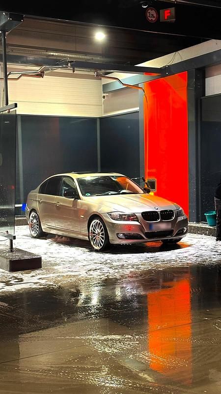 Gebraucht BMW 320 184 PS (135 kW) 2011 Gold Limousine