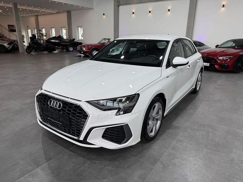 Weiß Gebraucht 2022 Audi A3 Sportback S-Line Limousine | 21.700 € (Fairer Preis) - Bild 1/4