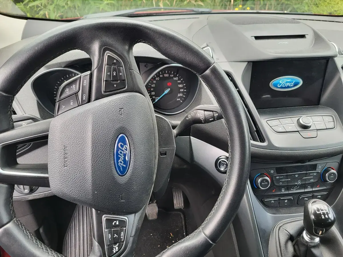 Gebraucht Ford Kuga 150 PS (110 kW) 2018 Rot SUV