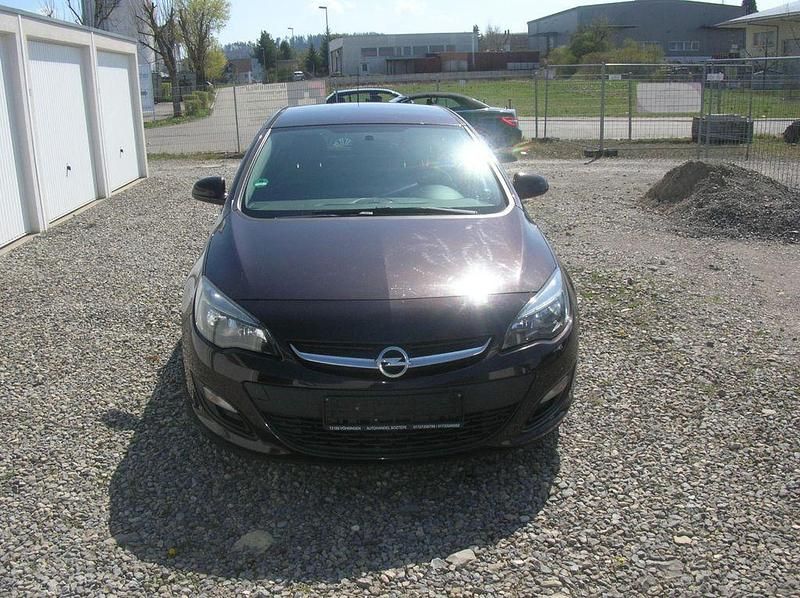 Gebraucht Opel Astra Edition 131 PS (96 kW) 2013 Braun Limousine