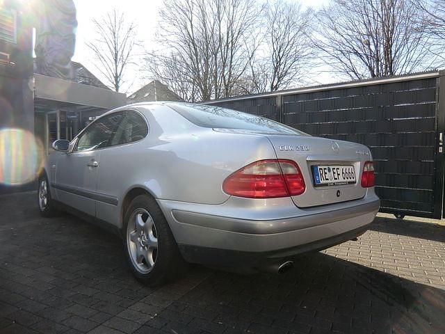 Gebraucht Mercedes CLK230 193 PS (141 kW) 1998 Silber metallic Coupé