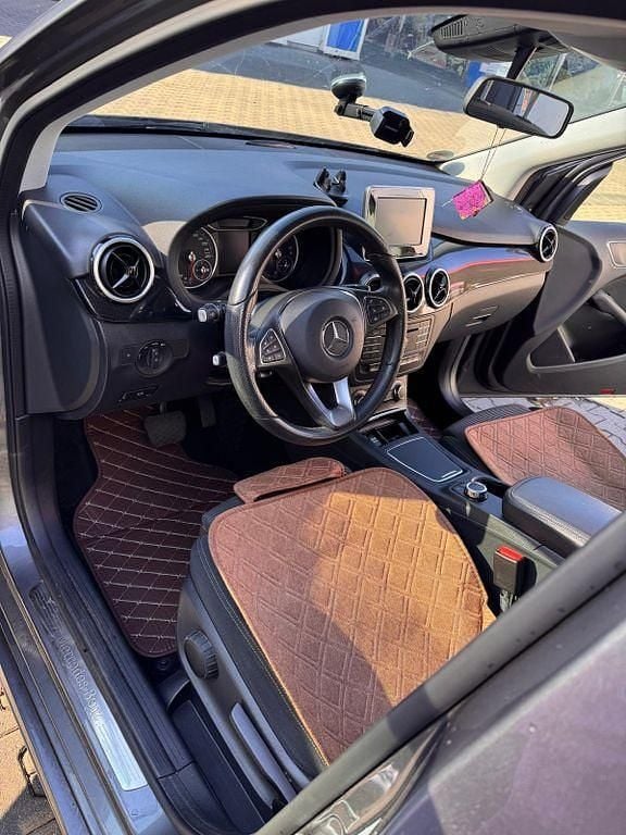 Gebraucht Mercedes B180 109 PS (80 kW) 2018 Grau Van / Kleinbus