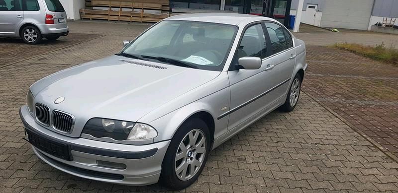 Silber Gebraucht 1998 BMW 320 Limousine | 1.190 € (Superpreis) - Bild 1/4