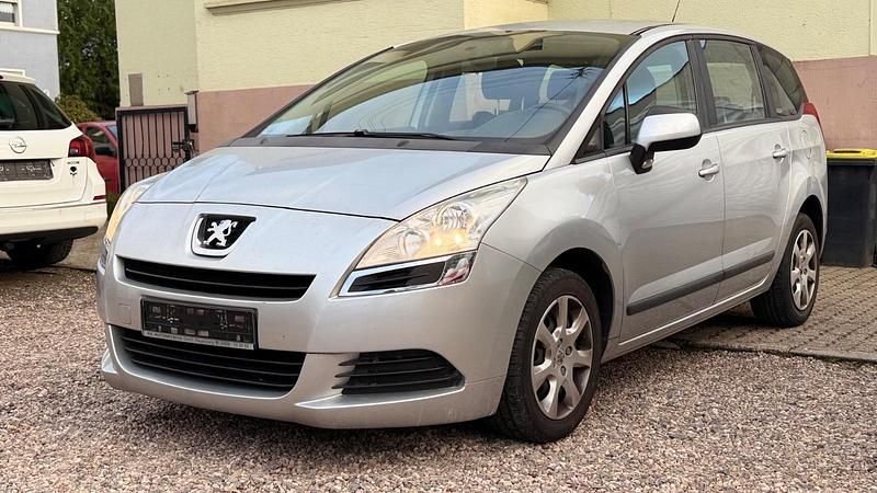 Silber Gebraucht 2010 Peugeot 5008 Van / Kleinbus | 3.200 € (Fairer Preis) - Bild 1/4