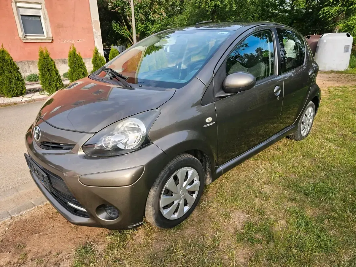 Gebraucht Toyota Aygo 68 PS (50 kW) 2012 Gold Kleinwagen