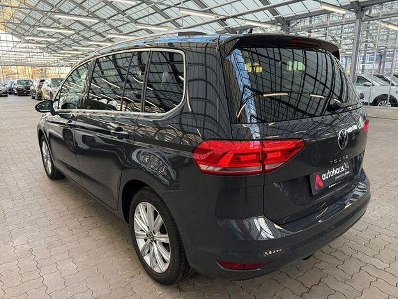 Gebraucht VW Touran Highline 150 PS (110 kW) 2023 Grau Van / Kleinbus