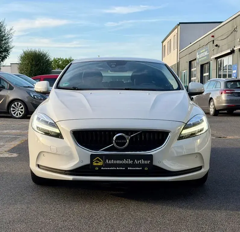 Gebraucht Volvo V40 120 PS (88 kW) 2016 Weiß Limousine