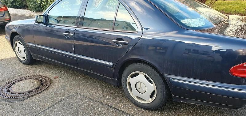 Gebraucht Mercedes E220 Elegance 143 PS (105 kW) 2000 Blau Limousine