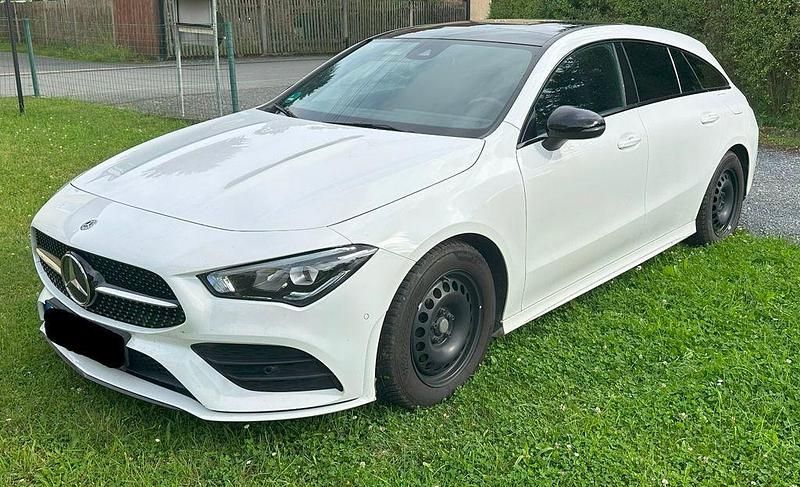 Weiß Gebraucht 2019 Mercedes CLA180 Shooting Brake AMG line Kombi | 19.200 € - Bild 1/4