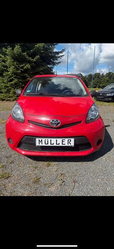 Rot Gebraucht 2014 Toyota Aygo Basis Kleinwagen | 3.499 € (Guter Preis) - Bild 1/4