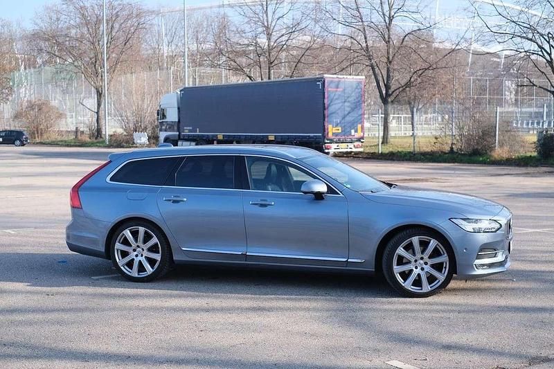 Gebraucht Volvo V90 Inscription 200 PS (147 kW) 2017 Mussel blue metallic Kombi