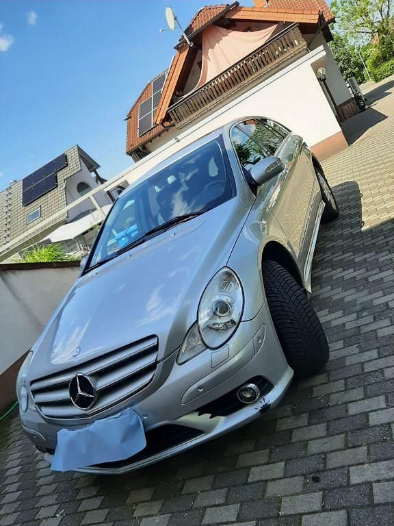 Grau Gebraucht 2008 Mercedes R300 AMG line Van / Kleinbus | 11.500 € (Guter Preis) - Bild 1/4