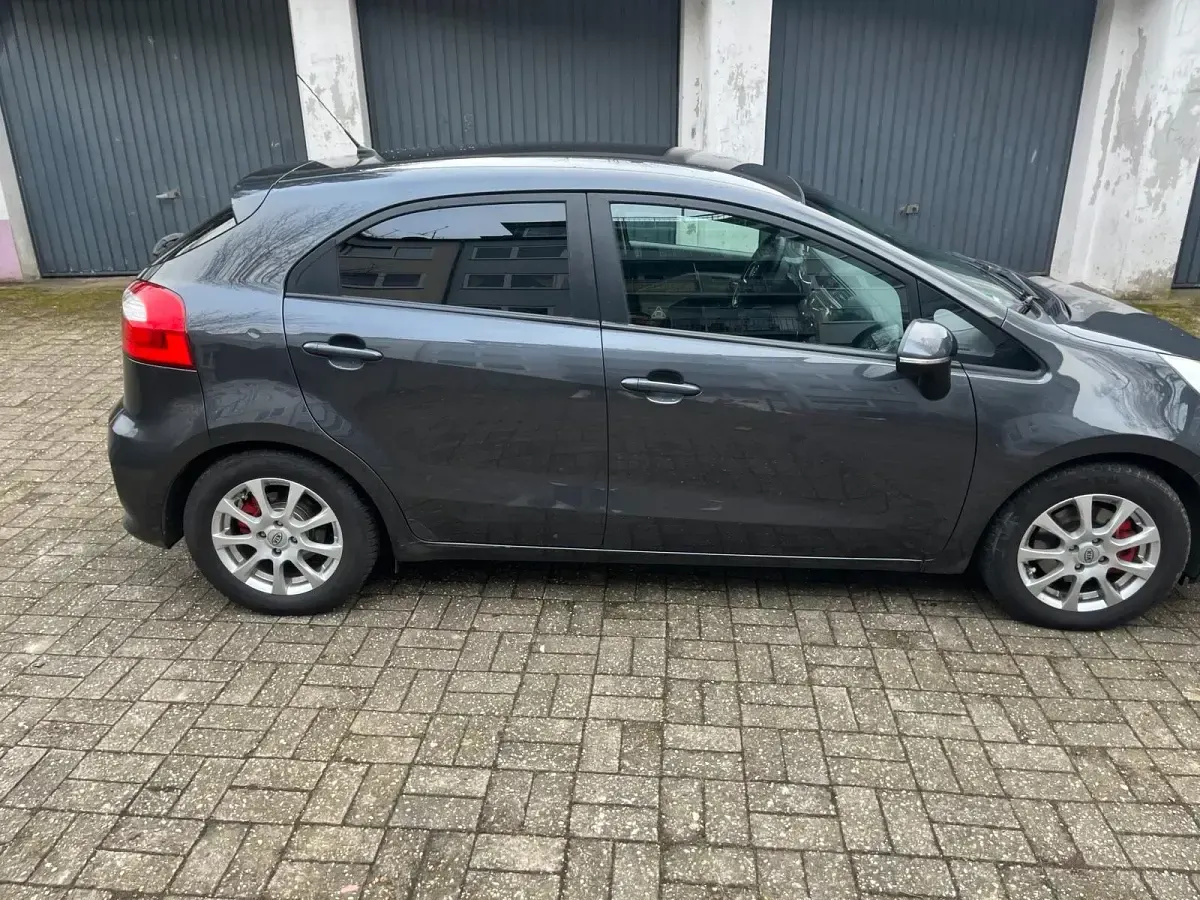 Gebraucht Kia Rio 90 PS (66 kW) 2015 Schwarz Kleinwagen