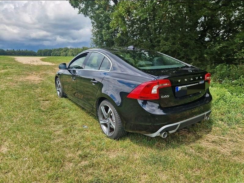 Schwarz Gebraucht 2013 Volvo S60 R-Design Limousine | 11.000 € (Fairer Preis) - Bild 1/4