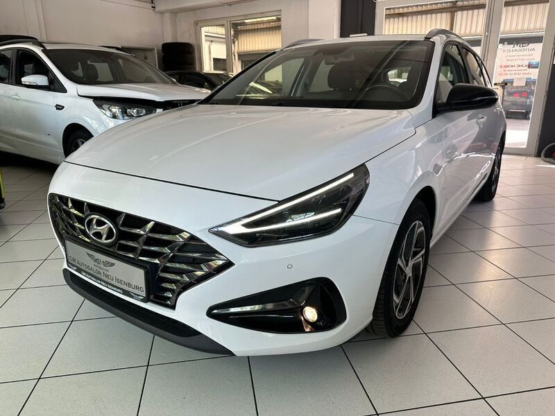 Weiß Gebraucht 2021 Hyundai i30 Select Limousine | 18.900 € - Bild 1/4