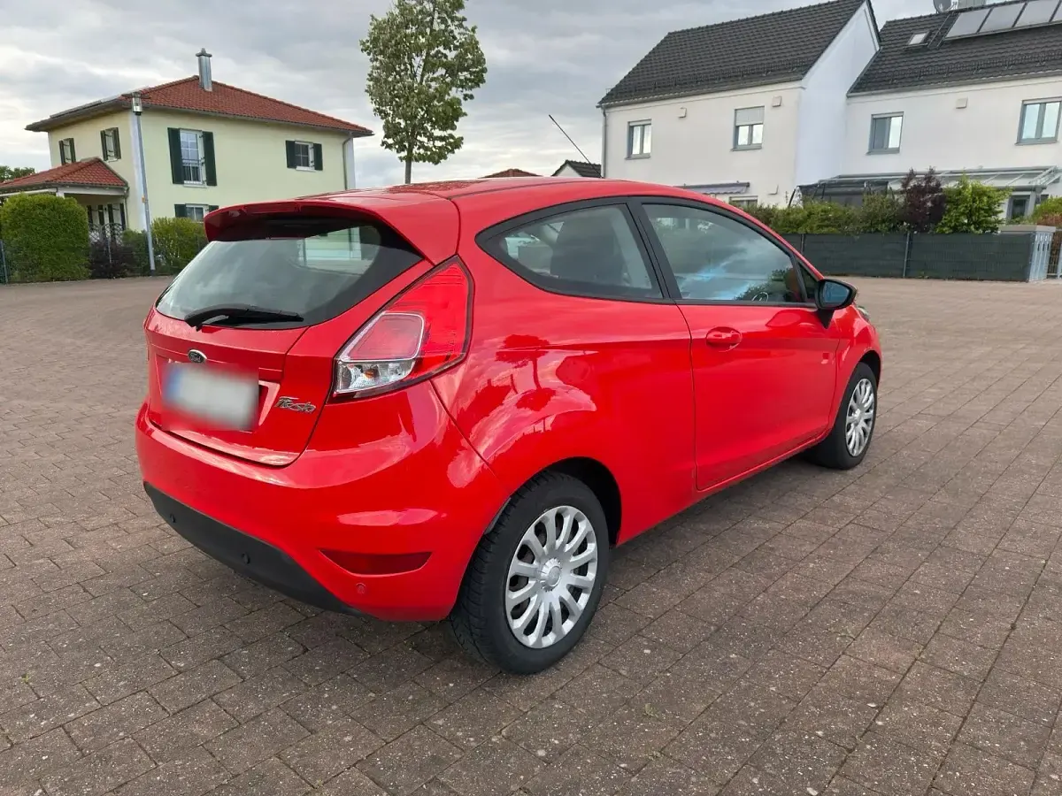 Gebraucht Ford Fiesta 80 PS (58 kW) 2014 Rot Kleinwagen